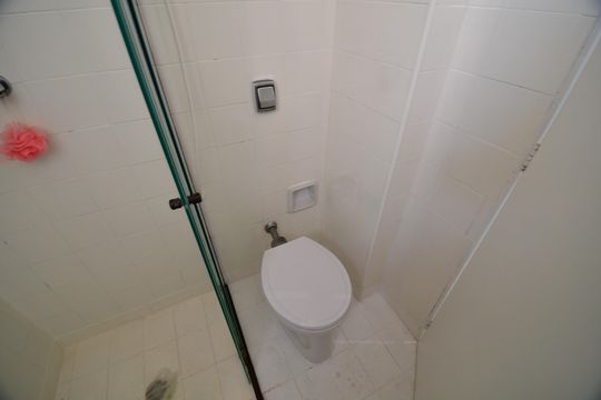 Banheiro de kitnet/studio para alugar com 1 quarto, 45m² em Centro, Campinas