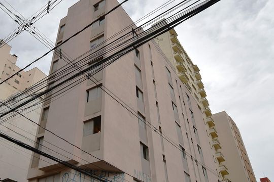 Fachada do Prédio / Placa de kitnet/studio para alugar com 1 quarto, 45m² em Centro, Campinas