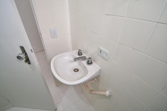 Banheiro de kitnet/studio para alugar com 1 quarto, 45m² em Centro, Campinas