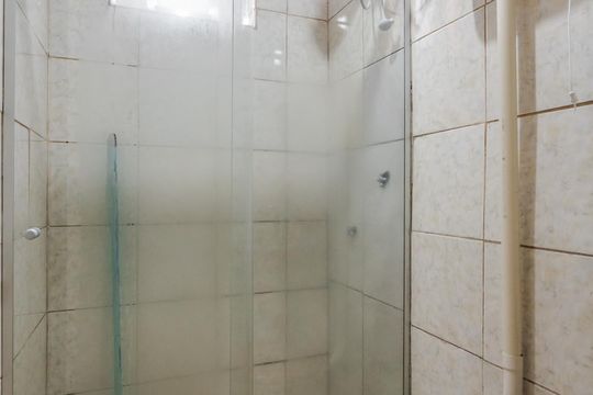 Banheiro de apartamento à venda com 2 quartos, 55m² em Mário Quintana, Porto Alegre