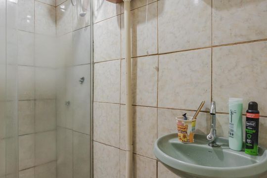 Banheiro de apartamento à venda com 2 quartos, 55m² em Mário Quintana, Porto Alegre