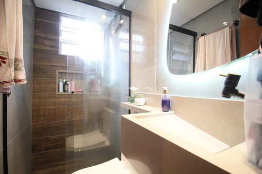 Banheiro de apartamento à venda com 2 quartos, 55m² em Jardim Umarizal, São Paulo
