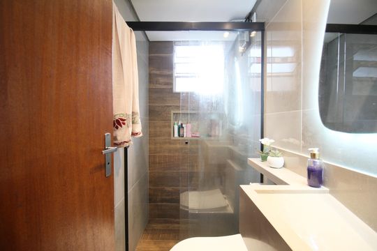 Banheiro de apartamento à venda com 2 quartos, 55m² em Jardim Umarizal, São Paulo