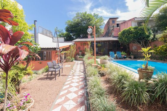 Quintal de casa à venda com 4 quartos, 280m² em Teresópolis, Porto Alegre