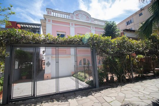 Fachada de casa à venda com 4 quartos, 280m² em Teresópolis, Porto Alegre