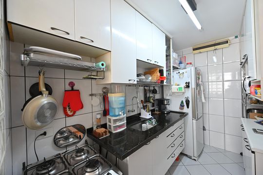 Cozinha de apartamento à venda com 2 quartos, 57m² em Vila Monte Alegre, São Paulo