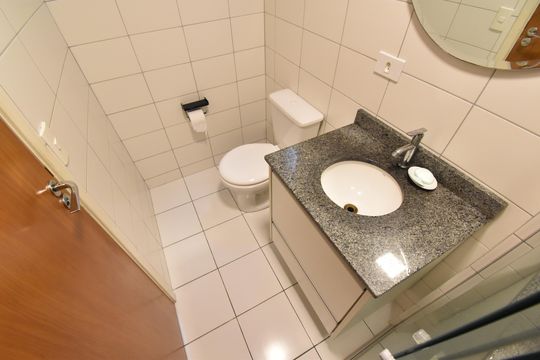 Banheiro de apartamento para alugar com 3 quartos, 60m² em Santa Cândida, Curitiba