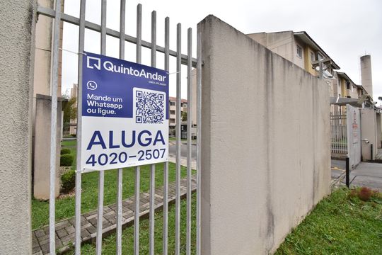 Placa de apartamento para alugar com 3 quartos, 60m² em Santa Cândida, Curitiba