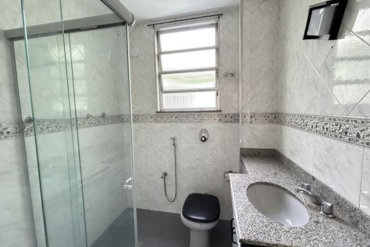 Banheiro de apartamento para alugar com 2 quartos, 68m² em Encantado, Rio de Janeiro