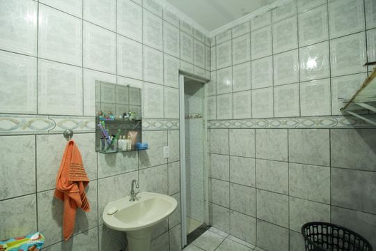 Banheiro de casa para alugar com 1 quarto, 40m² em Jardim Regina, São Paulo