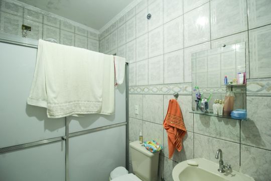 Banheiro de casa para alugar com 1 quarto, 40m² em Jardim Regina, São Paulo