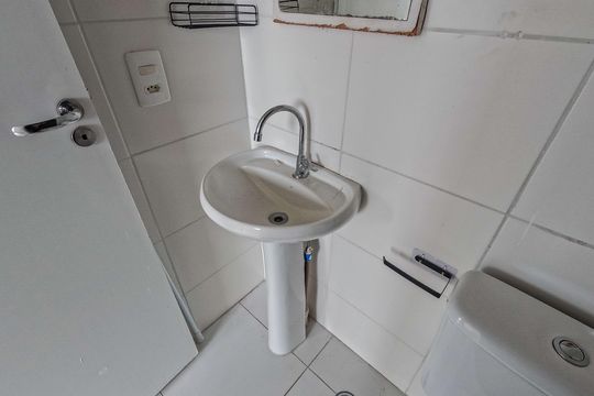 Banheiro de apartamento à venda com 2 quartos, 33m² em Jaraguá, São Paulo