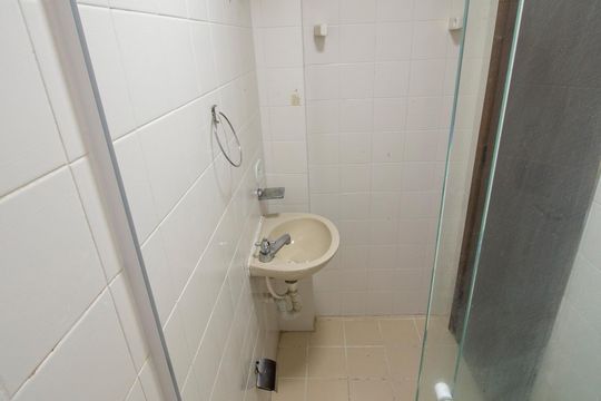 Banheiro de apartamento para alugar com 1 quarto, 32m² em Cristo Rei, Curitiba
