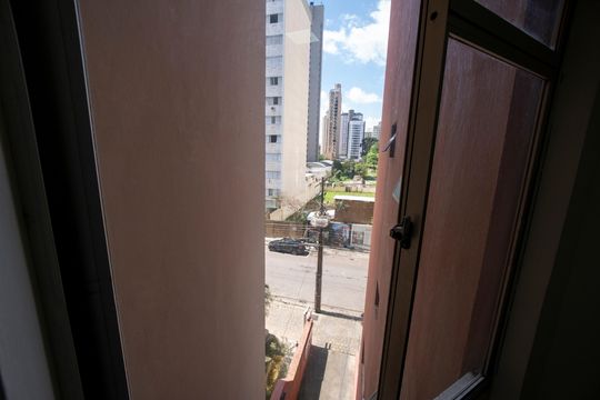 Vista da Sala de apartamento para alugar com 1 quarto, 32m² em Cristo Rei, Curitiba