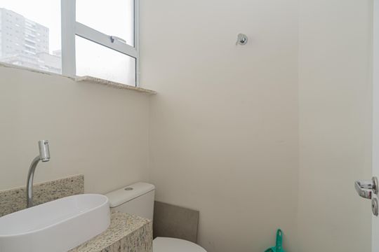 Banheiro de Serviço de apartamento à venda com 1 quarto, 63m² em Cerqueira César, São Paulo