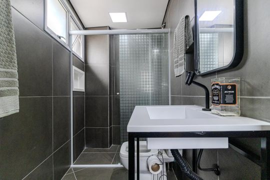 Banheiro de kitnet/studio para alugar com 1 quarto, 27m² em República, São Paulo