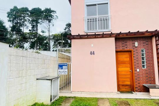 Fachada com placa de casa de condomínio para alugar com 2 quartos, 58m² em Los Álamos, Cotia