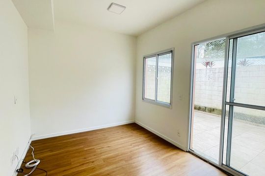 Casa de Condomínio para alugar com 2 quartos, 58m² em Los Álamos, Cotia