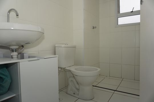 Banheiro de apartamento para alugar com 2 quartos, 47m² em Jardim Vitória, Embu das Artes