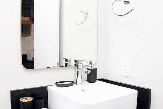 Banheiro de kitnet/studio à venda com 1 quarto, 28m² em Cidade Baixa, Porto Alegre