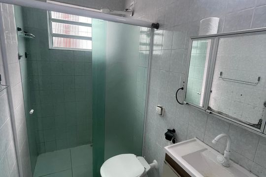 Banheiro de casa para alugar com 2 quartos, 52m² em Esplanada dos Barreiros, São Vicente