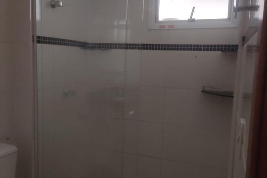 Banheiro de apartamento para alugar com 2 quartos, 55m² em Shopping Park, Uberlândia