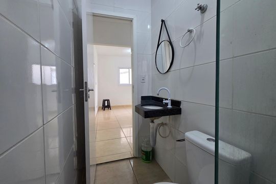 Banheiro de casa de condomínio para alugar com 2 quartos, 49m² em Aviação, Praia Grande