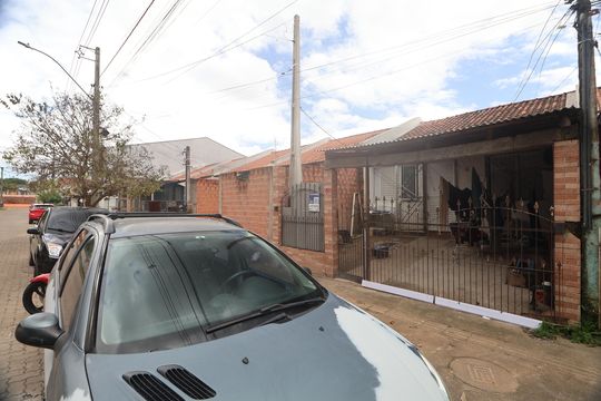 Fachada de casa à venda com 2 quartos, 60m² em Guajuviras, Canoas
