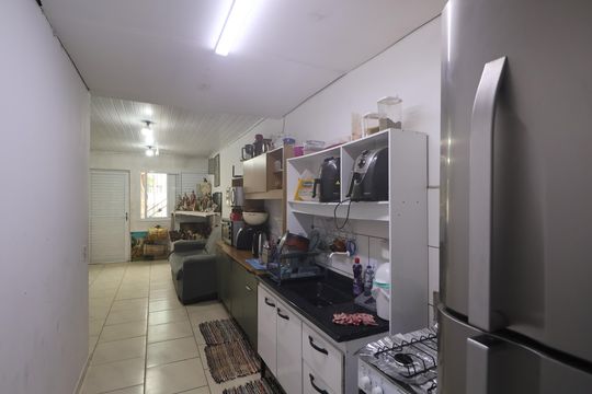 Cozinha de casa à venda com 2 quartos, 60m² em Guajuviras, Canoas