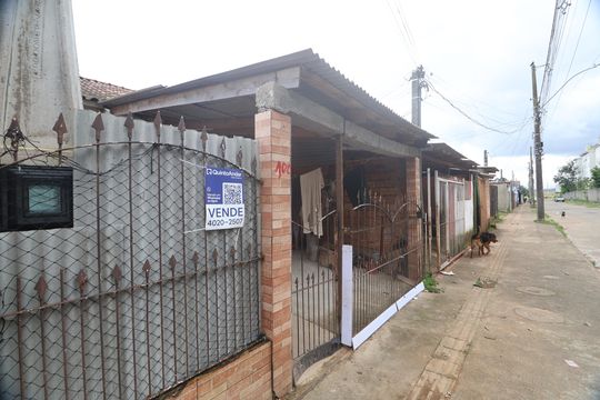 Fachada de casa à venda com 2 quartos, 60m² em Guajuviras, Canoas