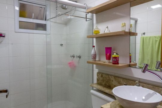 Banheiro social de apartamento à venda com 3 quartos, 76m² em Jardim Nova Taboao, Guarulhos