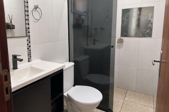Banheiro de apartamento à venda com 2 quartos, 56m² em Parque Capuava, Santo André
