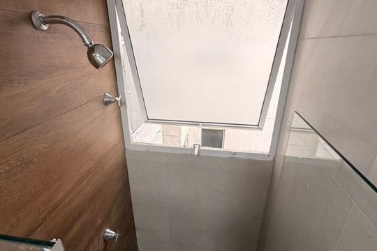 Banheiro de apartamento para alugar com 2 quartos, 41m² em Cascadura, Rio de Janeiro