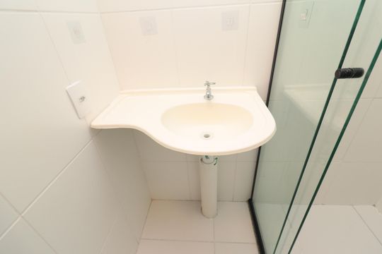 Banheiro de kitnet/studio para alugar com 1 quarto, 27m² em Jardim Helena, São Paulo
