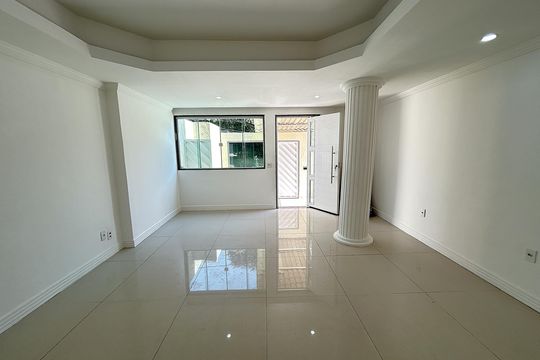 Sala de casa à venda com 3 quartos, 167m² em Vila Valqueire, Rio de Janeiro