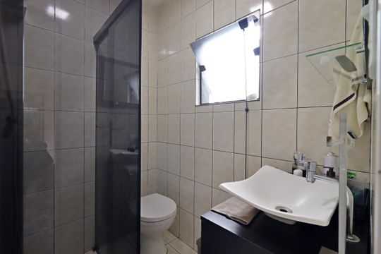 Banheiro da Suíte de casa à venda com 2 quartos, 162m² em Vila Guaraciaba, Santo André