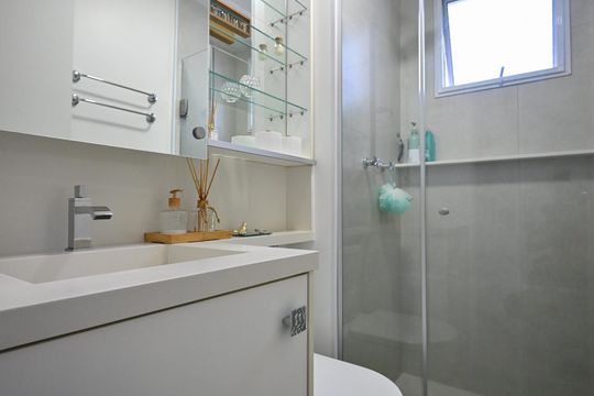 Banheiro de apartamento à venda com 2 quartos, 43m² em Vila Prel, São Paulo