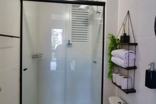 Banheiro de apartamento para alugar com 1 quarto, 26m² em Tingui, Curitiba