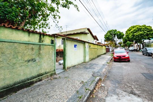 Fachada de casa de condomínio à venda com 2 quartos, 44m² em Planalto, Belo Horizonte