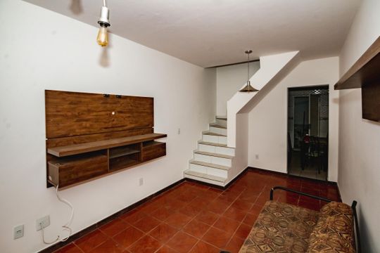 Sala de casa de condomínio à venda com 2 quartos, 44m² em Planalto, Belo Horizonte