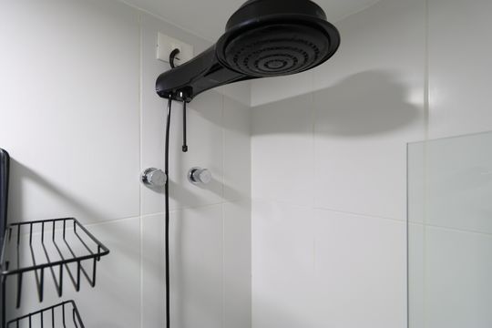Banheiro  de kitnet/studio para alugar com 1 quarto, 28m² em Pompeia, São Paulo