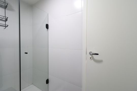 Banheiro  de kitnet/studio para alugar com 1 quarto, 28m² em Pompeia, São Paulo