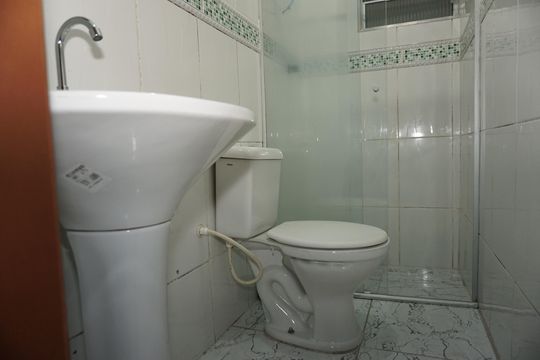 Banheiro de casa para alugar com 1 quarto, 28m² em Jardim Vitória, Embu das Artes