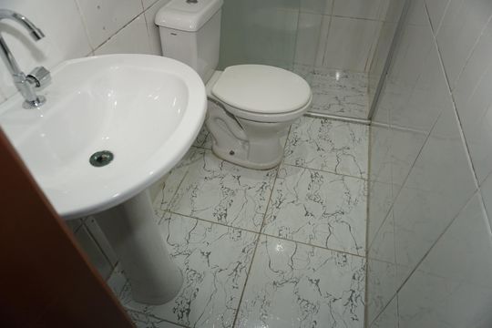 Banheiro de casa para alugar com 1 quarto, 28m² em Jardim Vitória, Embu das Artes