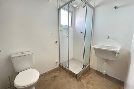 Banheiro de kitnet/studio para alugar com 1 quarto, 35m² em Vila Indiana, São Paulo