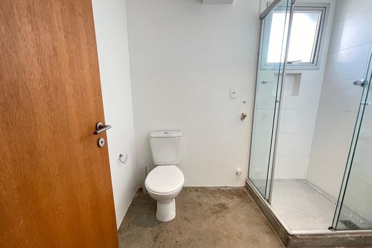 Banheiro de kitnet/studio para alugar com 1 quarto, 35m² em Vila Indiana, São Paulo