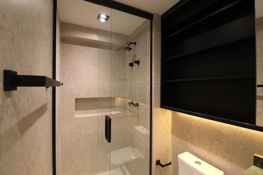 Banheiro de kitnet/studio para alugar com 1 quarto, 29m² em Indianópolis, São Paulo