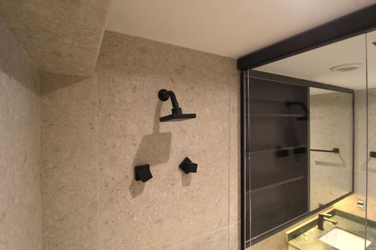 Banheiro de kitnet/studio para alugar com 1 quarto, 29m² em Indianópolis, São Paulo