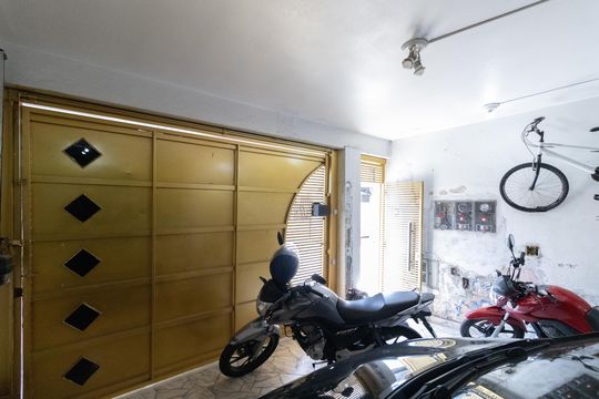 Garagem de casa à venda com 4 quartos, 120m² em Parque Guarani, São Paulo