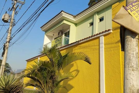 Fachada de casa de condomínio à venda com 3 quartos, 150m² em Taquara, Rio de Janeiro